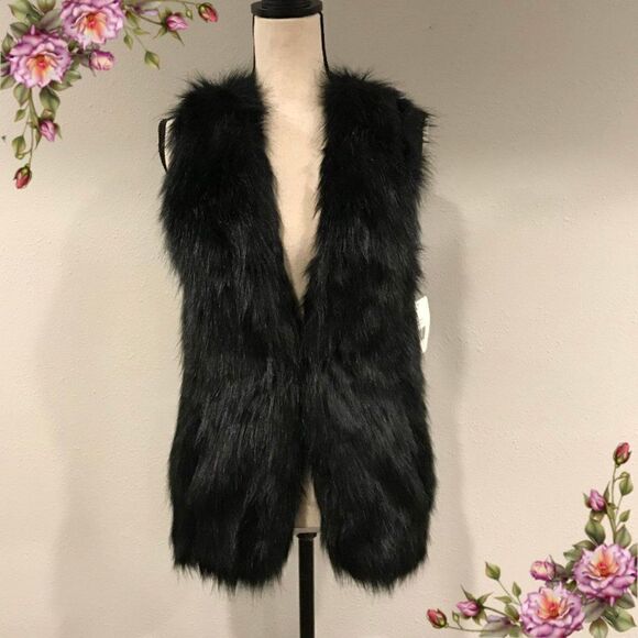 MAKE AN OFFER ;) Hook Closure Faux Fur Vest - Picture 1 of 11